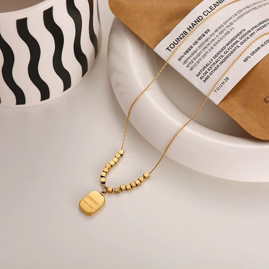 Collar Colgante de Acero de Titanio con Forma de Animal Minimalista y Acabado Chapado para Mujer