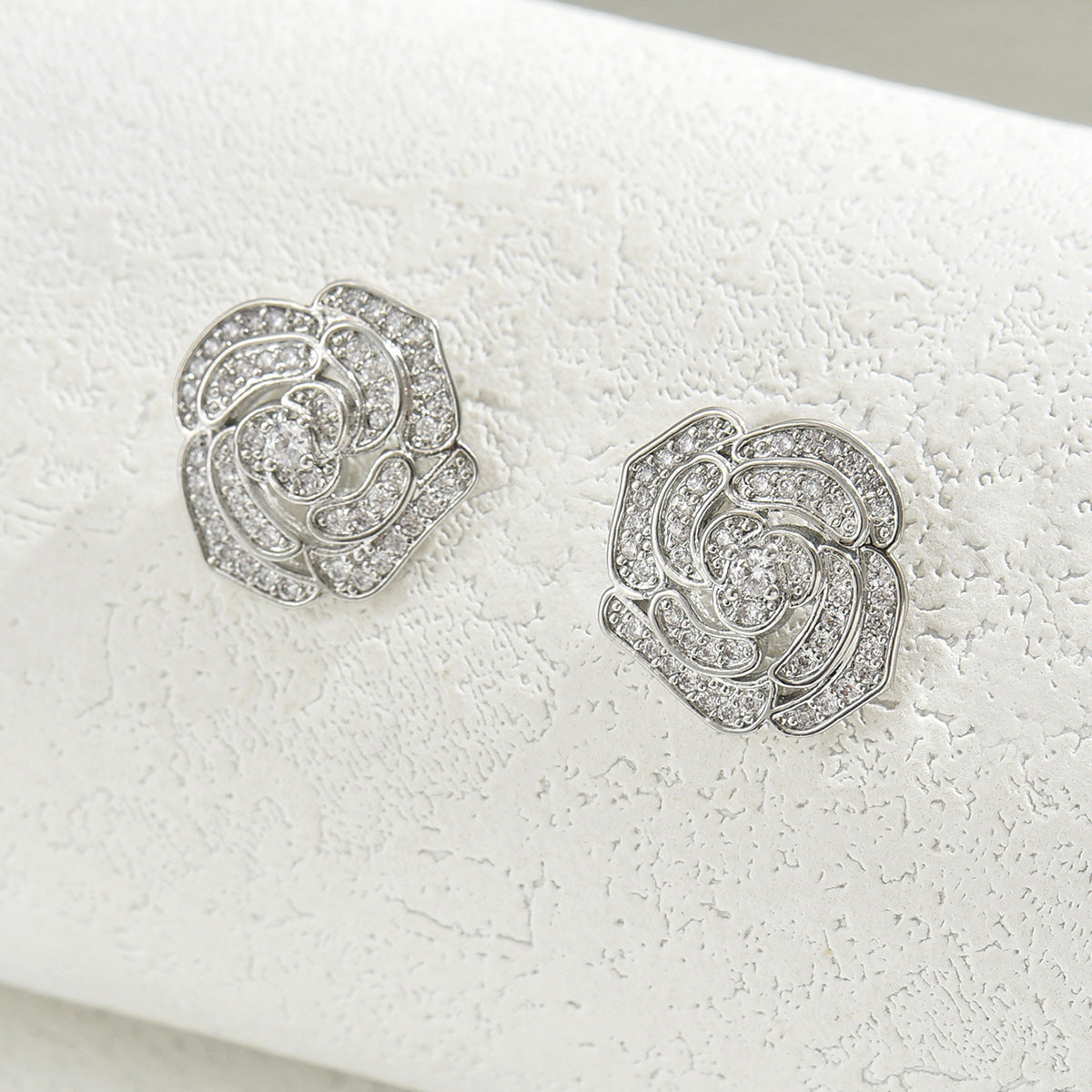 Orecchini da donna minimalisti con fiori freschi in rame con intarsio di zirconi e design a rosa