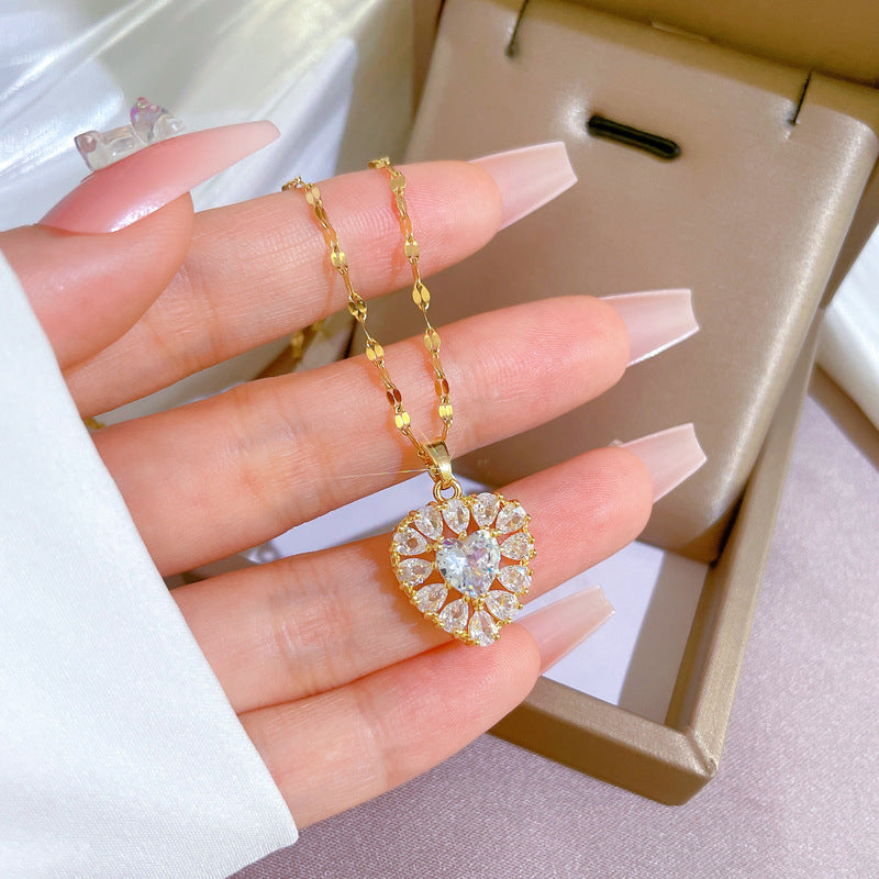 Collana con ciondolo a cuore placcato oro in acciaio al titanio di lusso per donna con strass, catena delicata per clavicola