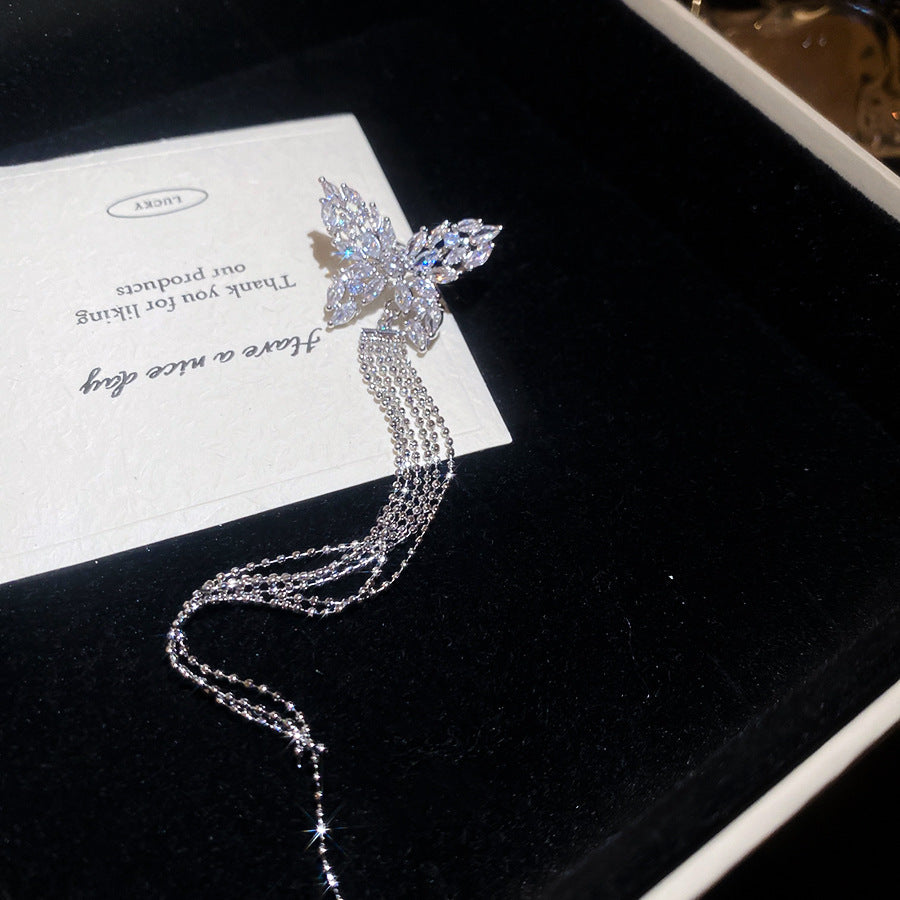 Orecchini pendenti da donna con farfalla minimalista di lusso con zirconia, stile ear cuff, leggeri, ipoallergenici e a clip