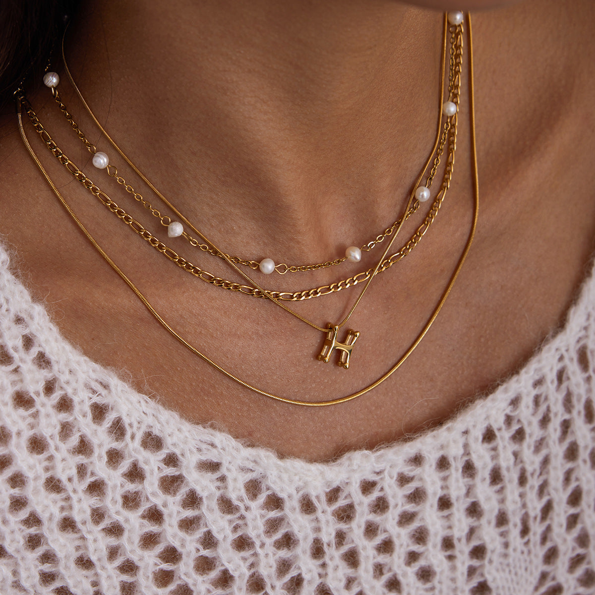 Collana con Ciondolo a Lettera Geometrica Minimalista da Donna in Acciaio al Titanio con Finitura Placcata