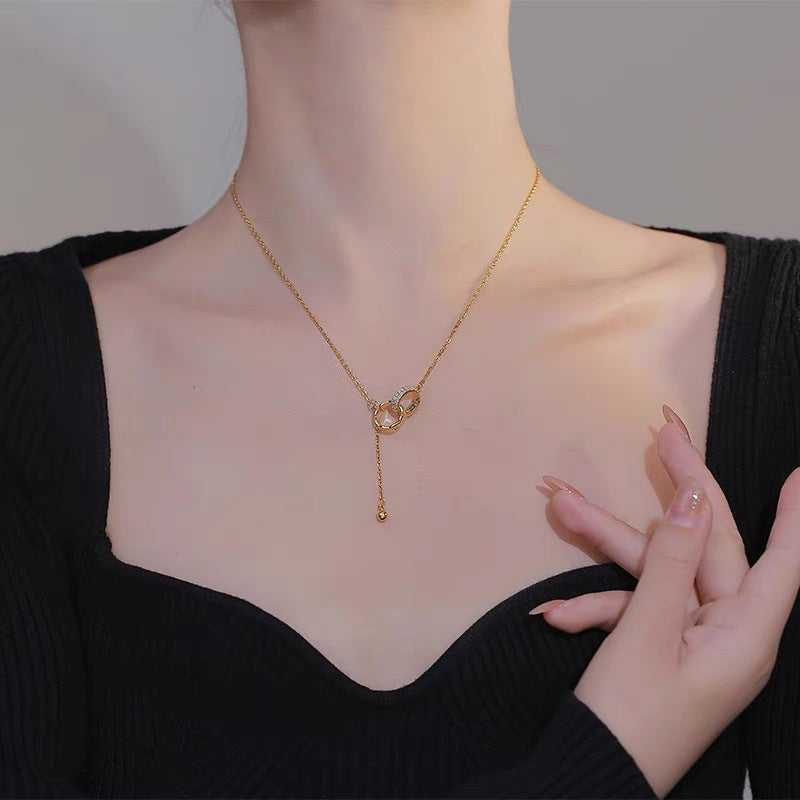 Collana da donna con pendente a doppio anello geometrico minimalista in rame placcato oro e catena a O