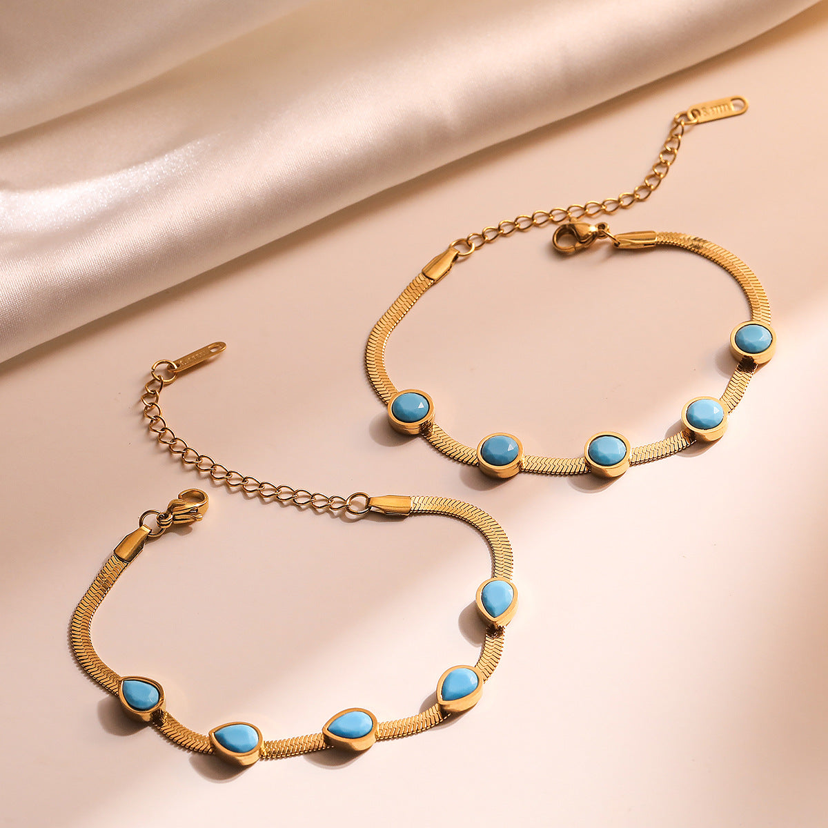 Bracciale da donna in acciaio al titanio, geometrico minimalista, placcato oro e con intarsio in turchese