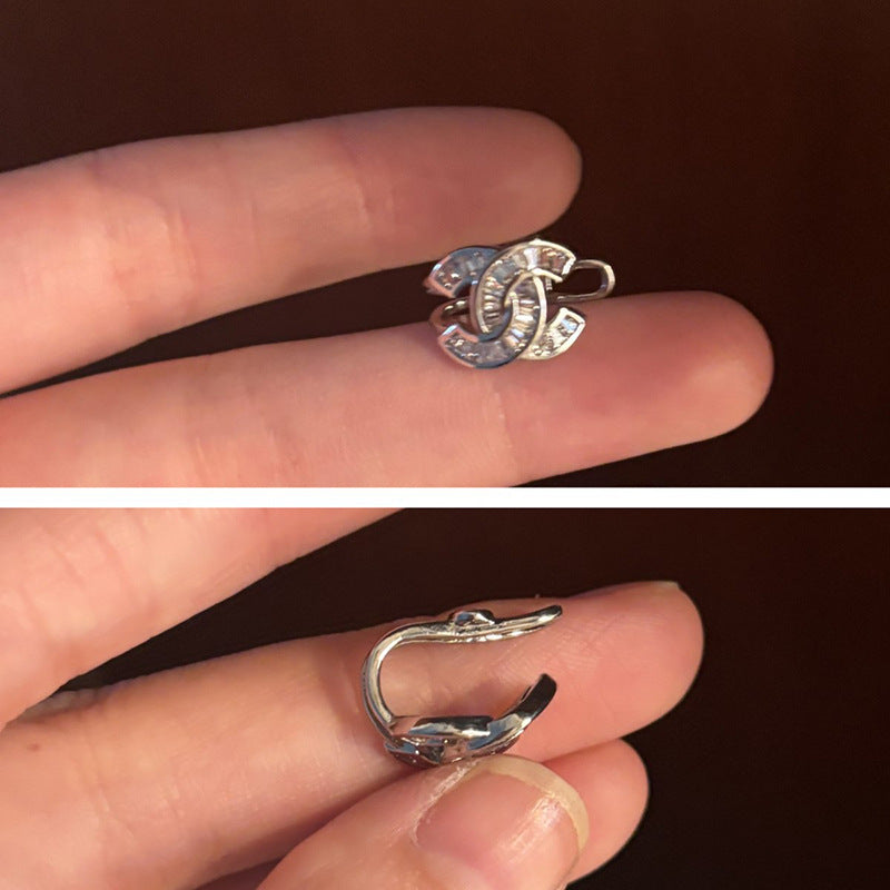 Orecchini a clip a forma di lettera, stile lusso leggero, da donna, in rame con intarsio in zirconi per uso quotidiano e uno stile elegante in ufficio