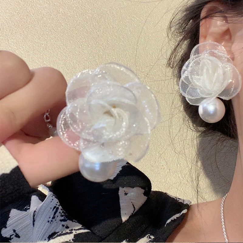 Orecchini a perno con perle e fiori delicati da donna, con perni in argento sterling 925 — Gioielli per l'orecchio freschi e dolci per primavera estate