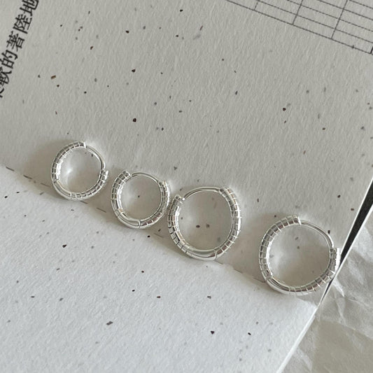 Orecchini a perno da donna in argento sterling 925 a forma di lettera, stile minimalista, con accenti di perle