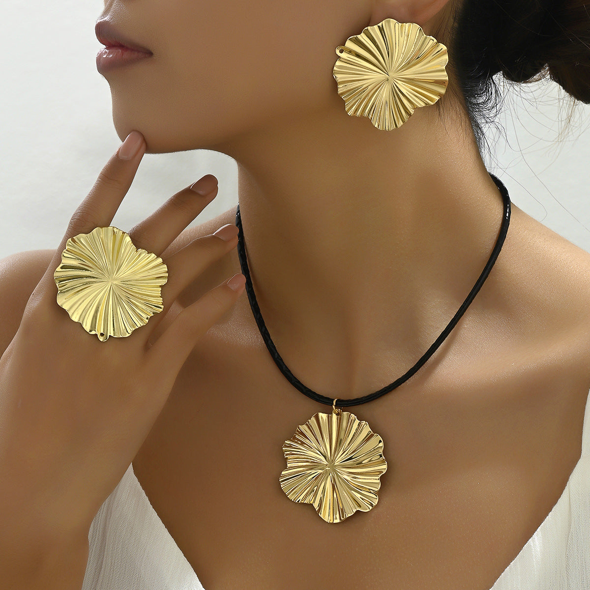 Set di orecchini a lobo e collana lunga con ciondolo a petalo, in lega floreale vintage con finitura galvanica da donna