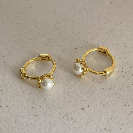 Pendientes de Perlas Minimalistas con Diseño de Letra en Plata de Ley 925 con Baño de Oro