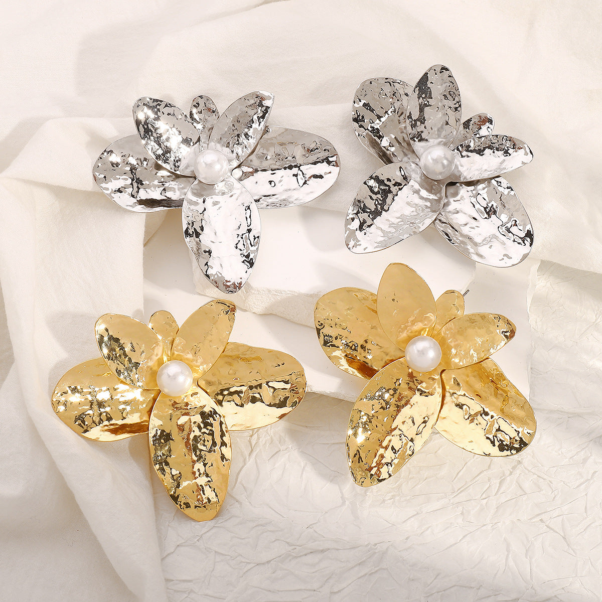 Pendientes Dulces Florales de Pétalos Irregulares para Mujer con Base de Hierro y Acentos de Perlas de Imitación
