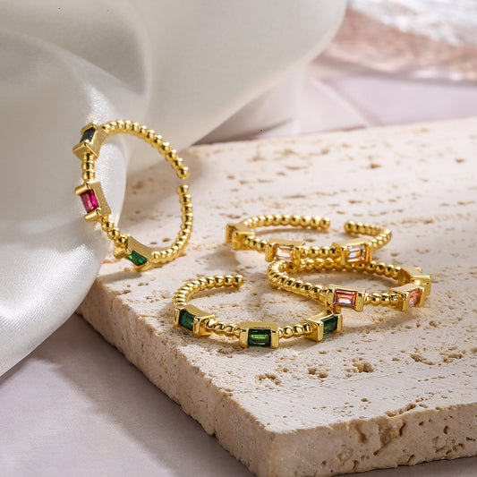 Anillo Abierto Geométrico Minimalista para Mujer en Latón con Baño de Oro Real e Incrustaciones de Zirconia