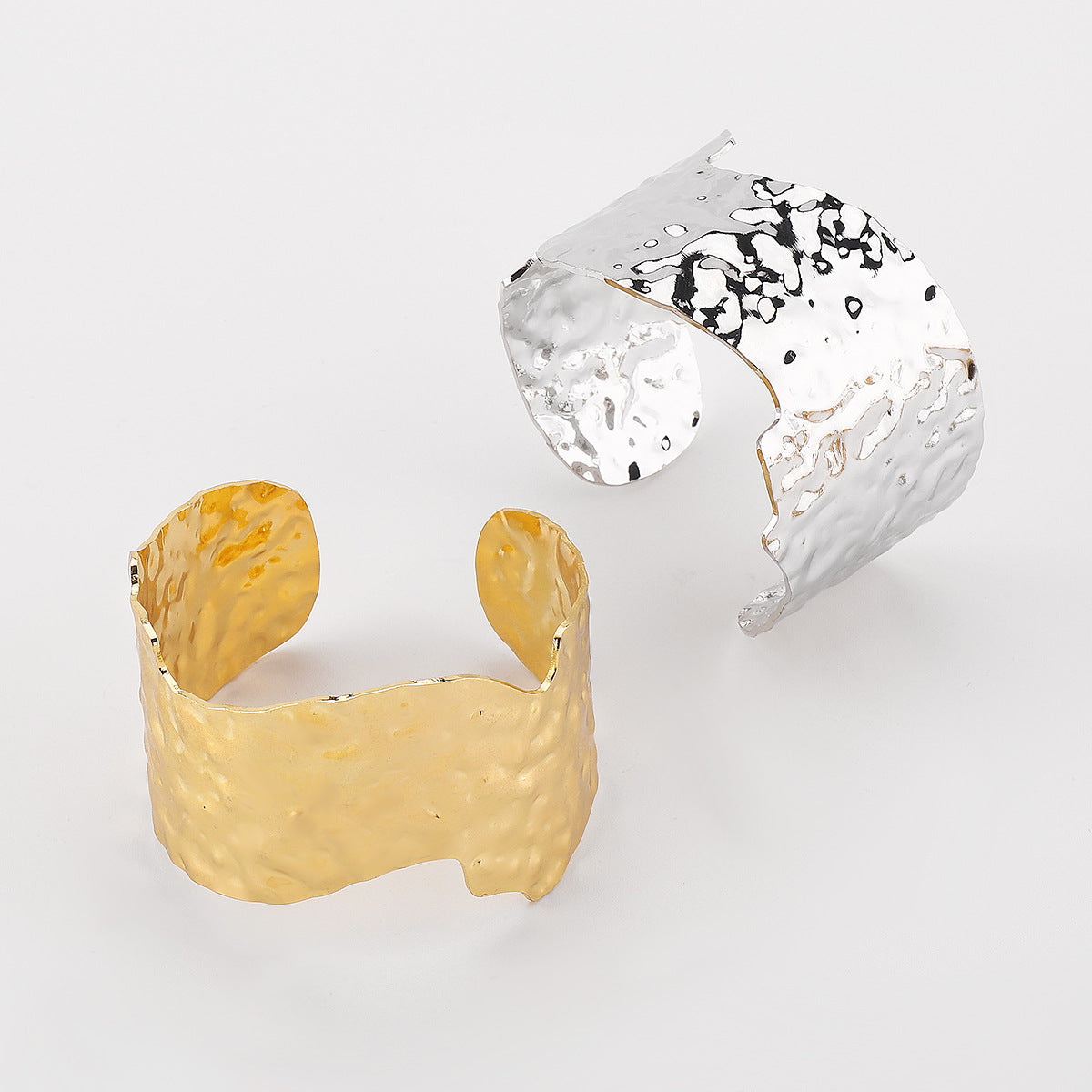 Pulsera Ancha Geométrica Minimalista Texturizada con Acabado Galvanizado para Mujer