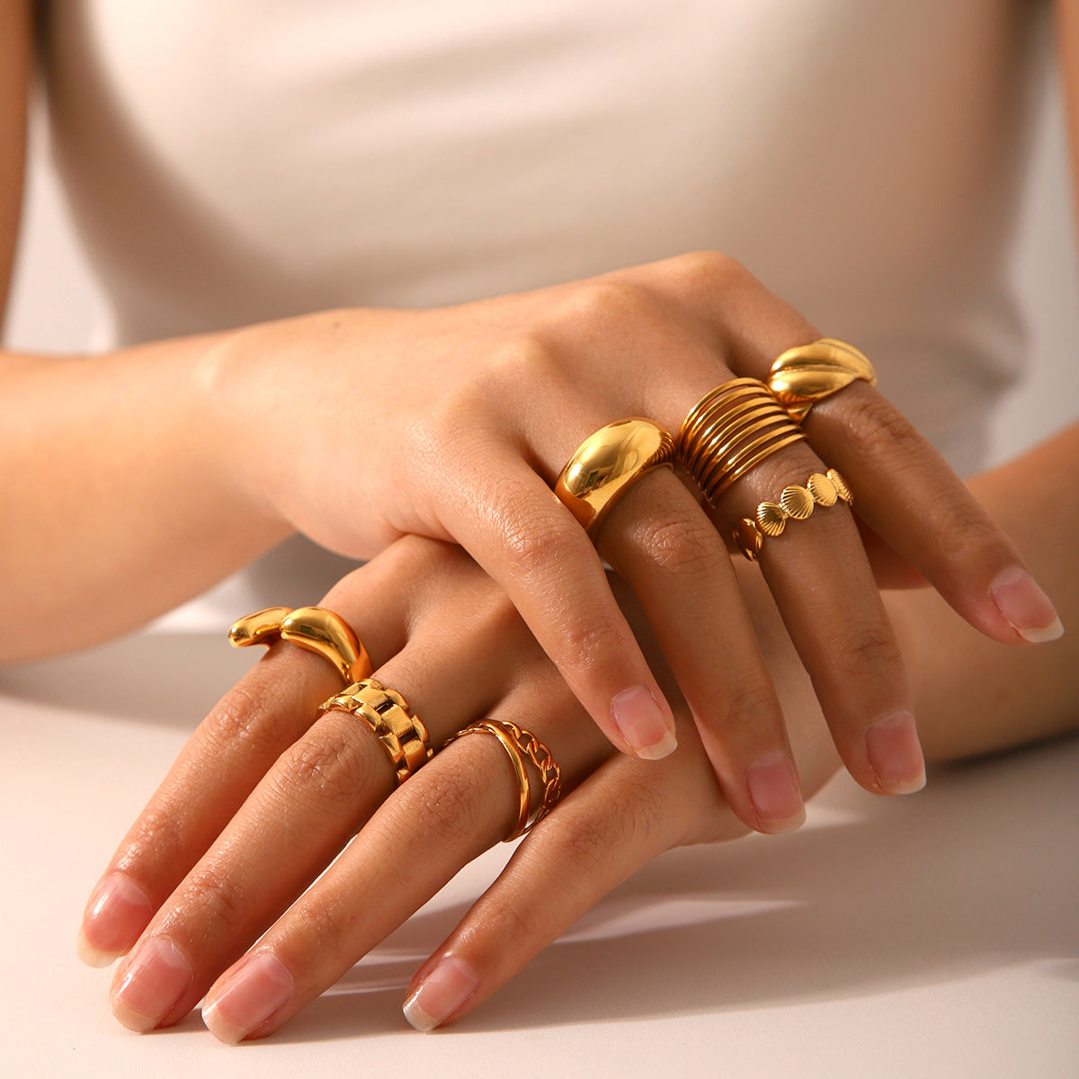 Anello Aperto Geometrico in Acciaio Inossidabile da Donna con Finitura Premium in Acciaio al Titanio, Ipoallergenico e Resistente allo Sbiadimento