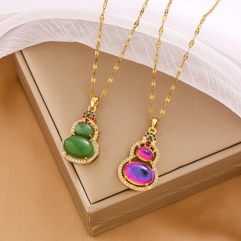 Collana con Pendente Geometrico Minimalista in Acciaio al Titanio con Charm in Rame Placcato Oro e Accenti di Strass