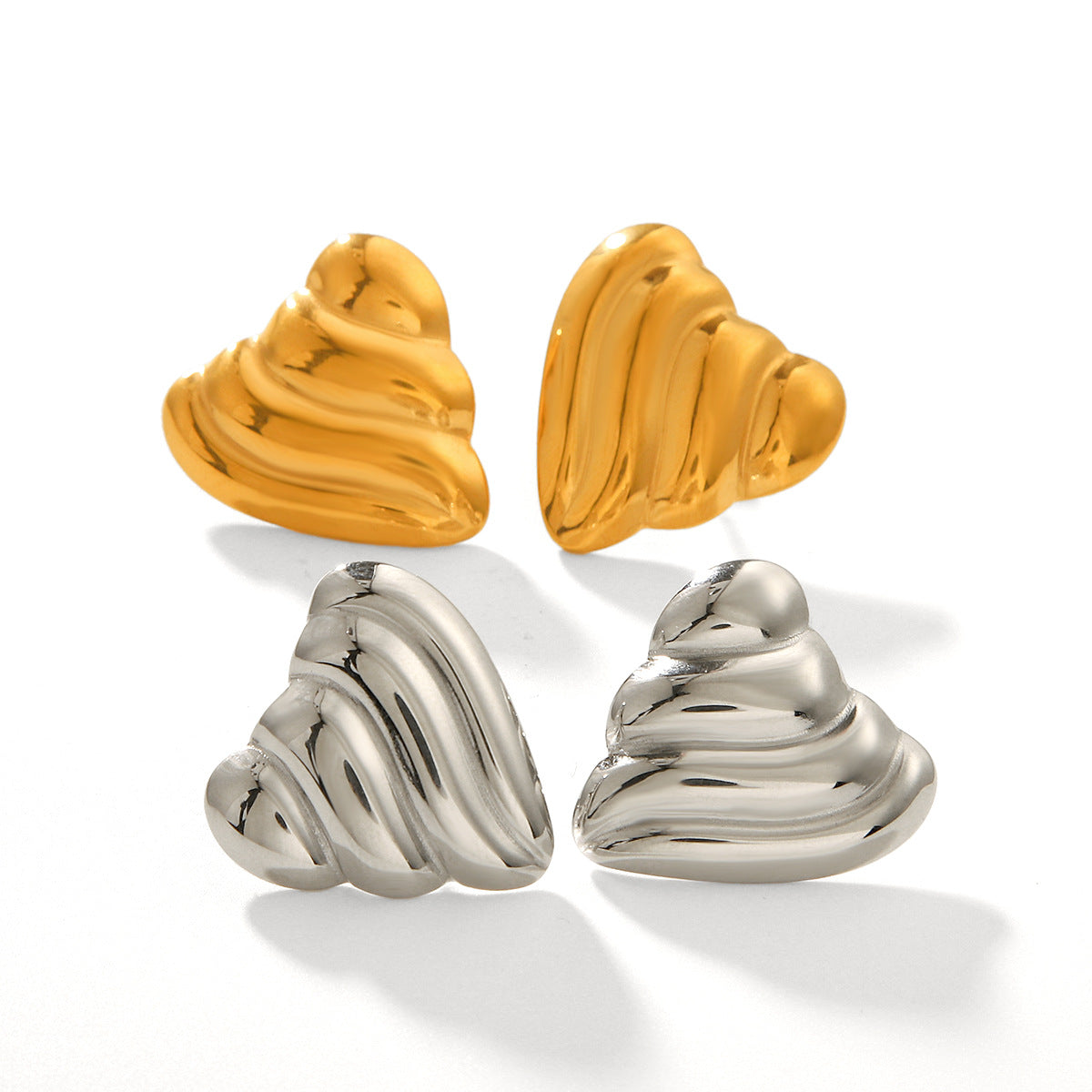 Pendientes minimalistas de acero inoxidable con forma de corazón y baño de oro de 18 quilates para mujer