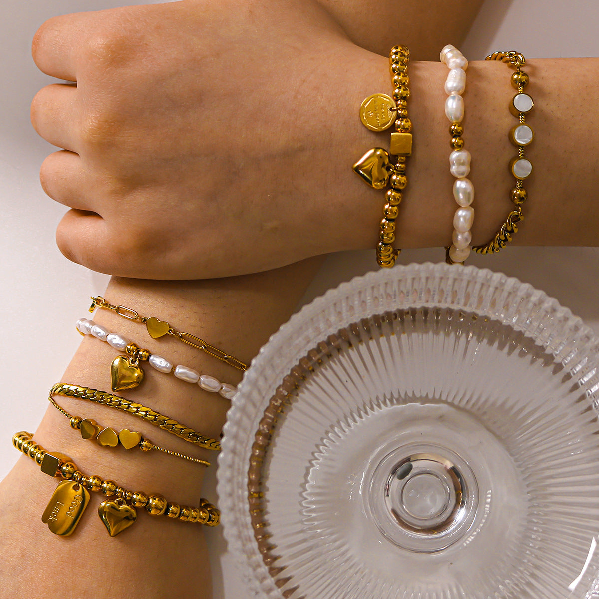 Minimalist French-Style Round Geometric Titanium Steel Bracelet with Rhinestone Inlay and Polished Finish for Women