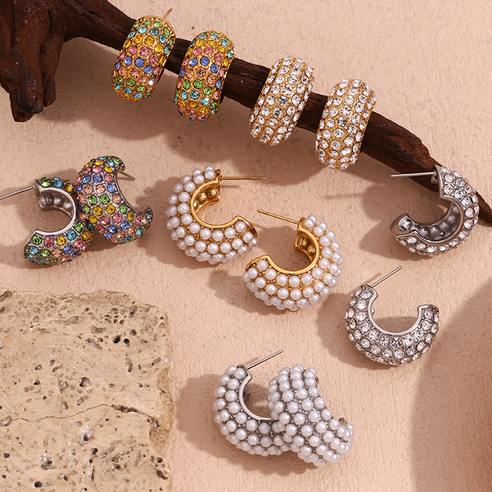 Orecchini a clip geometrici in acciaio inossidabile di tendenza per donna con placcatura in oro 18 carati, strass colorati micro-pavé e dettagli in perle