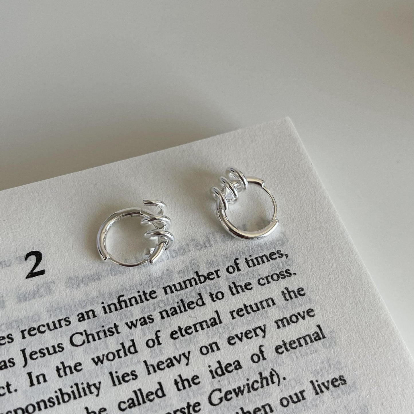Minimalist Star-Shaped 925 Sterling Silver Hoop Earrings with Rotating Hinge and Spring Closure