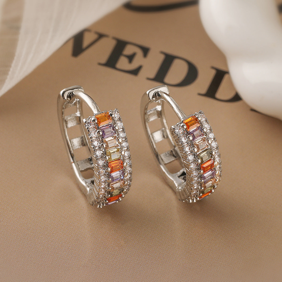 Orecchini a cerchio minimalisti geometrici in rame con placcatura in oro e zirconi, da donna