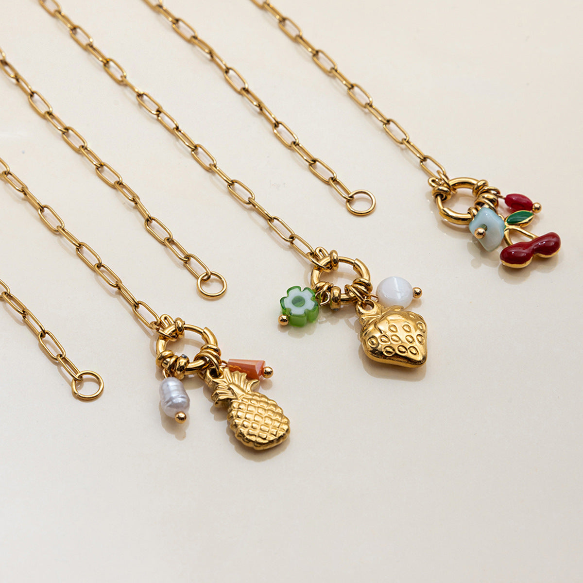 Collana con Pendente Fragola Geometrica in Acciaio Inossidabile con Dettagli in Acciaio al Titanio e Finitura Elettroplaccata da Donna