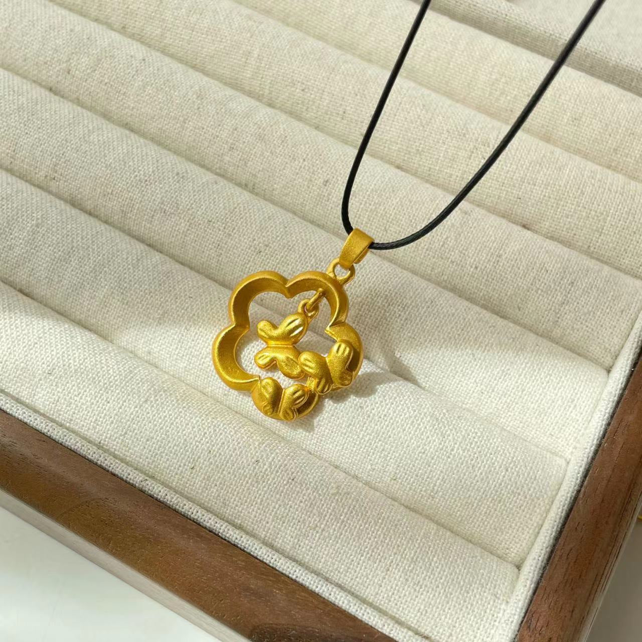 Collana con ciondolo a baccello di loto e zucca in stile etnico da donna con charm in rame placcato oro, dettaglio nappa, catena in cordino nero