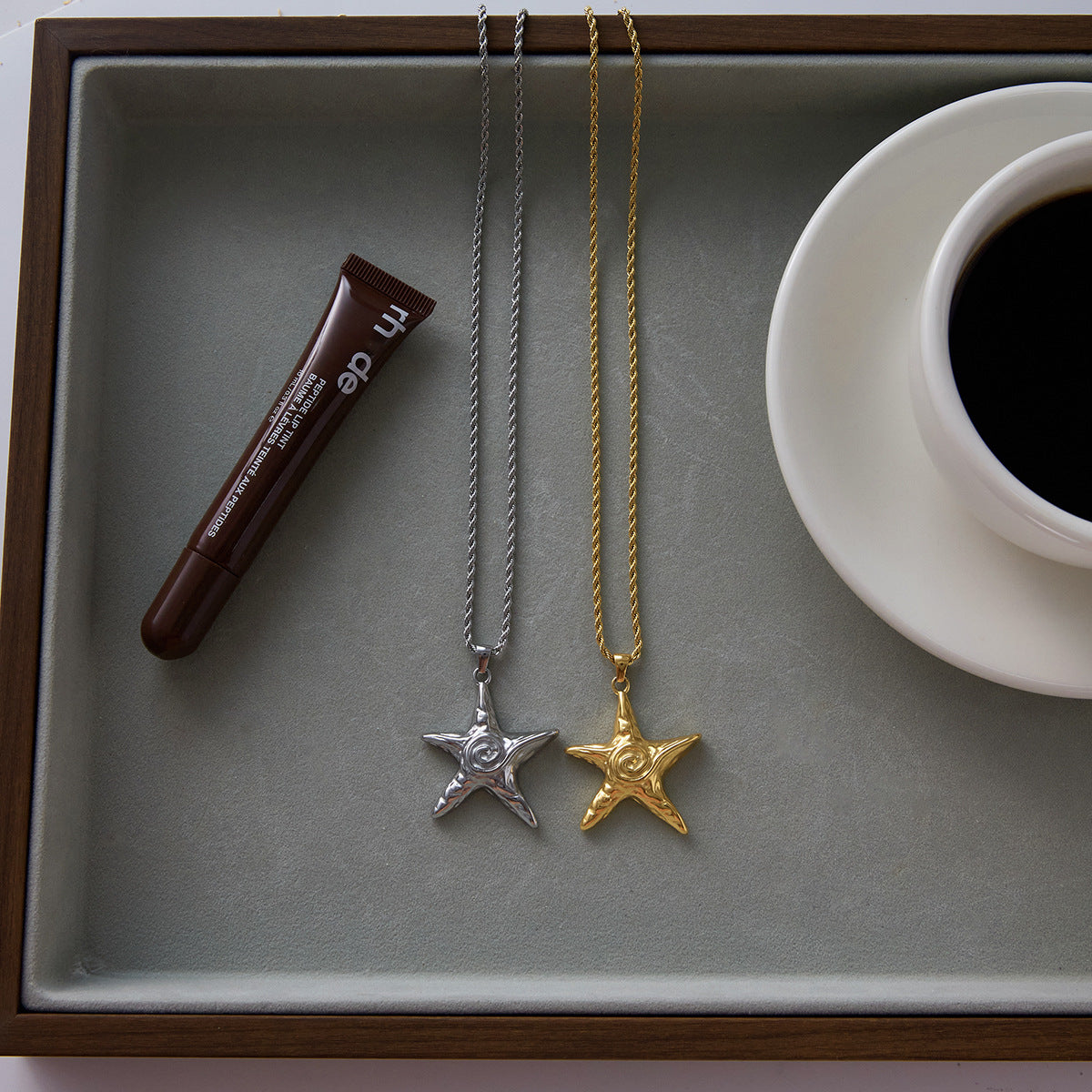 Elegante Collana a Forma di Stella Marina in Acciaio al Titanio con Finitura Placcata per Donne, Pendente Geometrico Minimalista su Catena in Acciaio Inossidabile