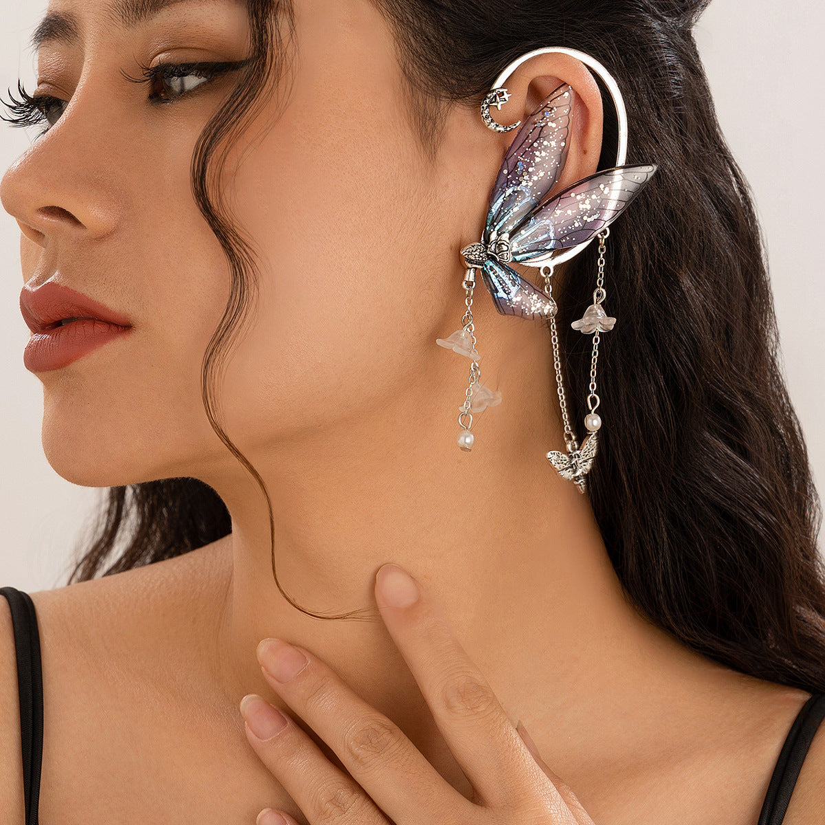 Orecchini a farfalla minimalisti in lega con accenti in resina e acrilico, finitura placcata, ear cuff senza piercing da donna