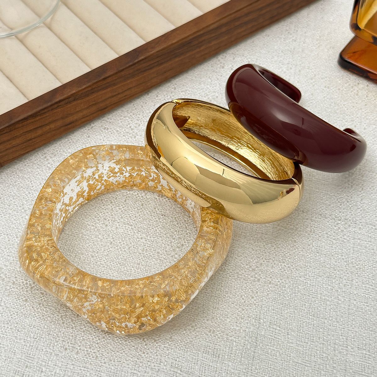 Bracciale minimale in acrilico a C con effetto Ombré a lamina d'oro e finitura placcata da donna