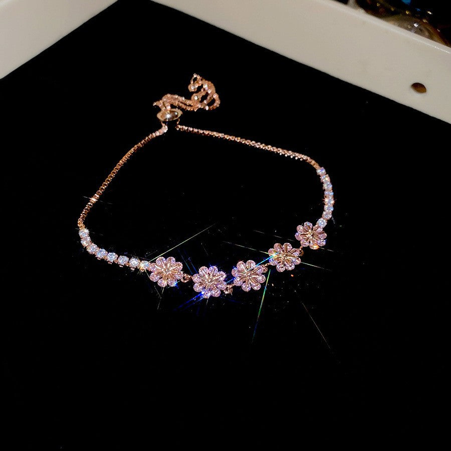Elegante bracciale da donna con fiore geometrico e accenti in zircone, in rame placcato, stile trendy da ufficio, gioiello versatile e lussuoso per la mano