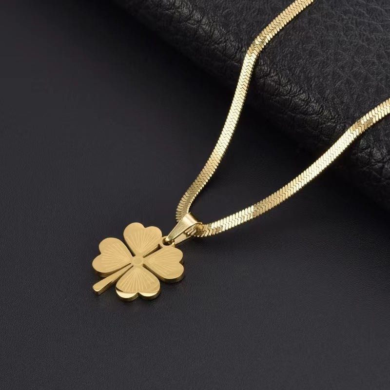 Collar con colgante de trébol de cuatro hojas minimalista para mujer en acero titanio con acabado láser y superficie chapada