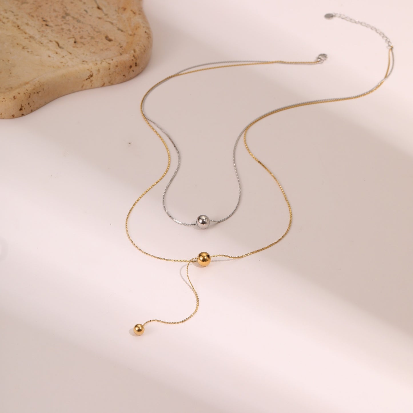 Collar Minimalista de Doble Capa con Borla de Cuentas en Acero de Titanio con Baño de Oro de 18K para Mujer