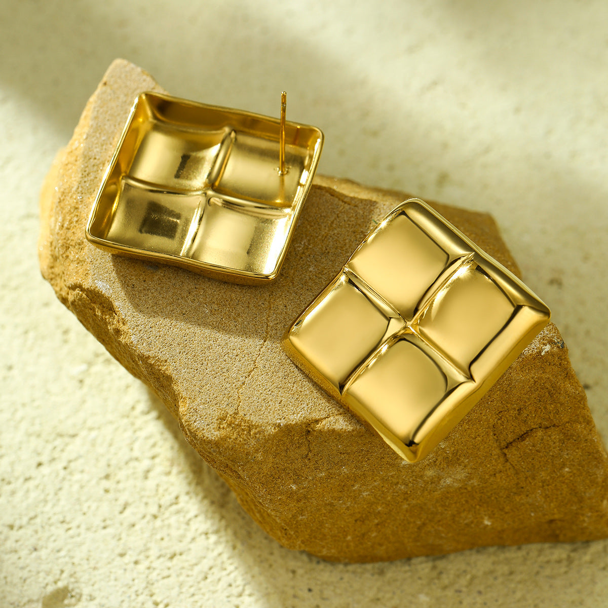 Pendientes minimalistas de acero inoxidable con baño de oro de 18K, patrón geométrico cuadrado y textura de rejilla mate