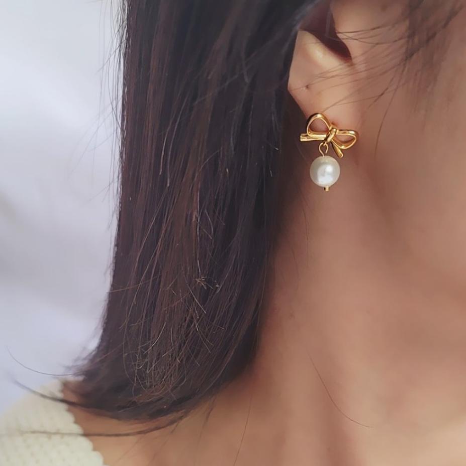 Dulces Pendientes de Lazo y Perlas en Plata de Ley 925 con Diseño de Gota