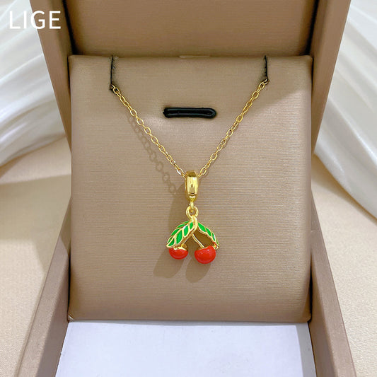 Collana con ciondolo a forma di ciliegia e foglia in stile cartone animato con finitura smaltata in acciaio inossidabile per uomo e donna