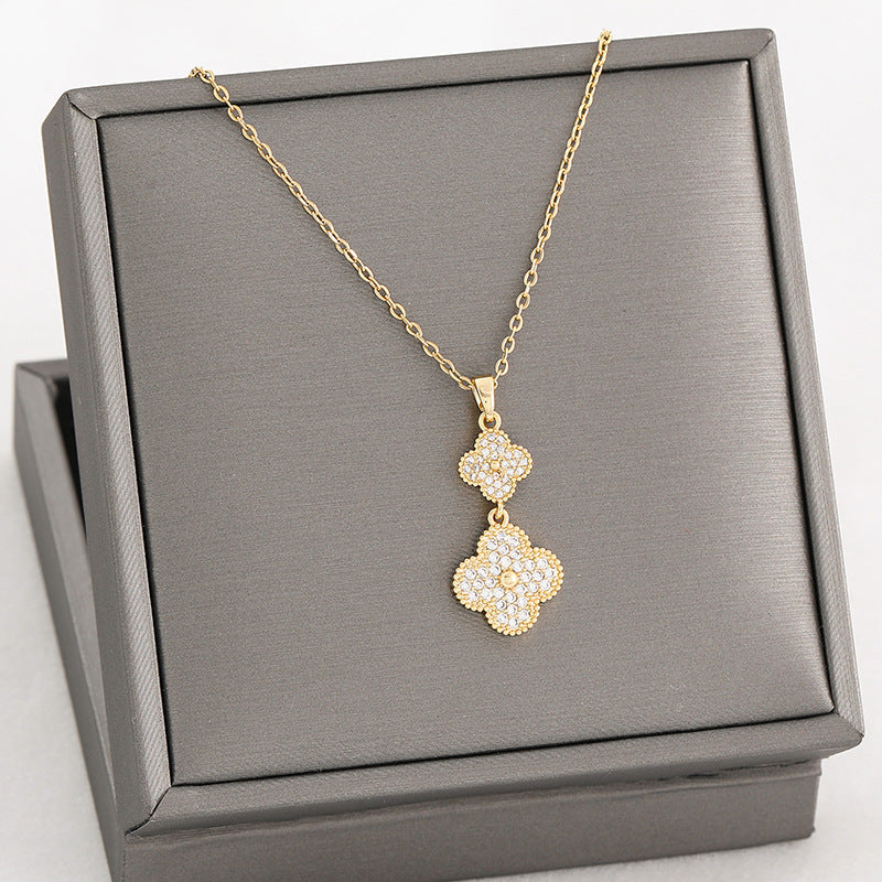 Collana da donna con ciondolo a trifoglio geometrico alla moda in zircone, placcato oro 18K su acciaio inossidabile, con catena a maglie.