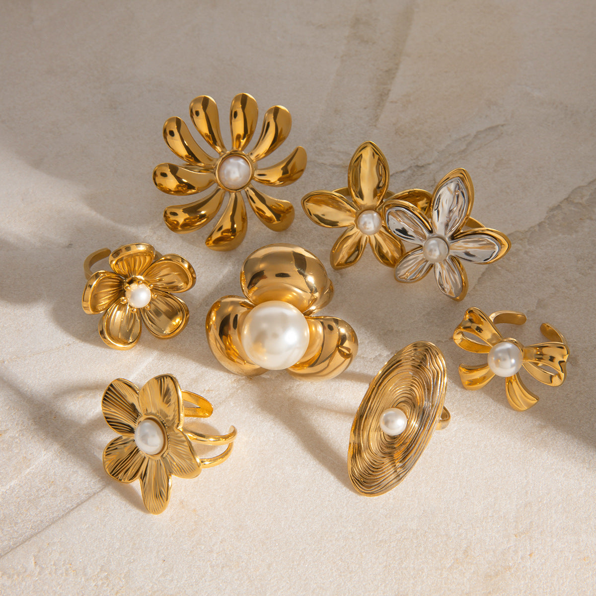 Elegante Anillo de Flor Chapado en Acero Inoxidable con Incrustaciones de Perlas para Mujer
