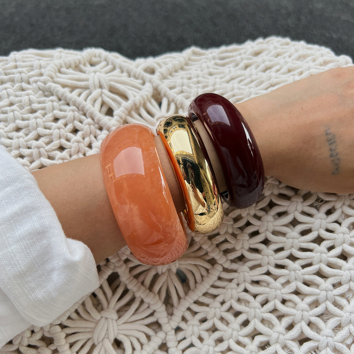 Brazalete ancho tipo puño grande con efecto degradado de inspiración vintage y acabado galvanizado para mujer