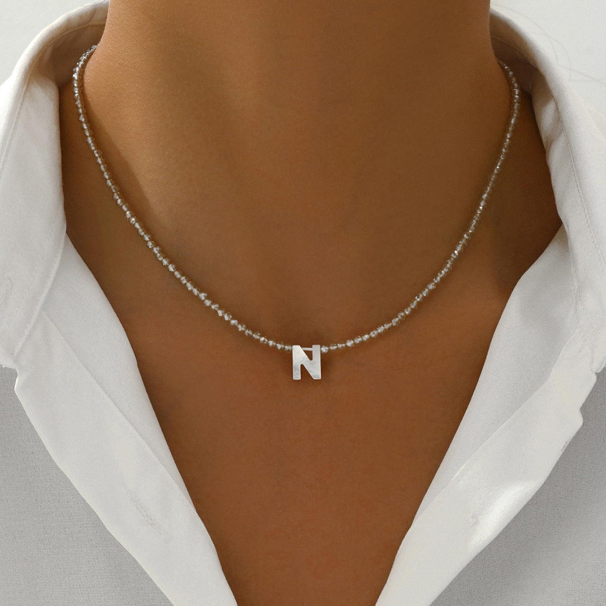 Collar Minimalista de Perlas Frescas y Nácar con Letras, para Mujer, con Dije Geométrico y Diseño que Realza la Clavícula