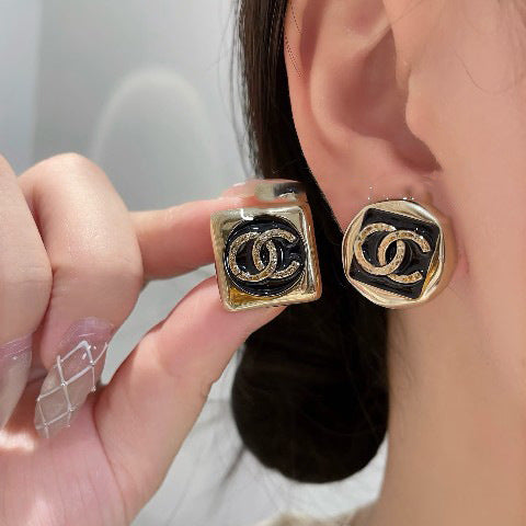 Collar de latón bañado en oro con letras esmaltadas de lujo para mujer