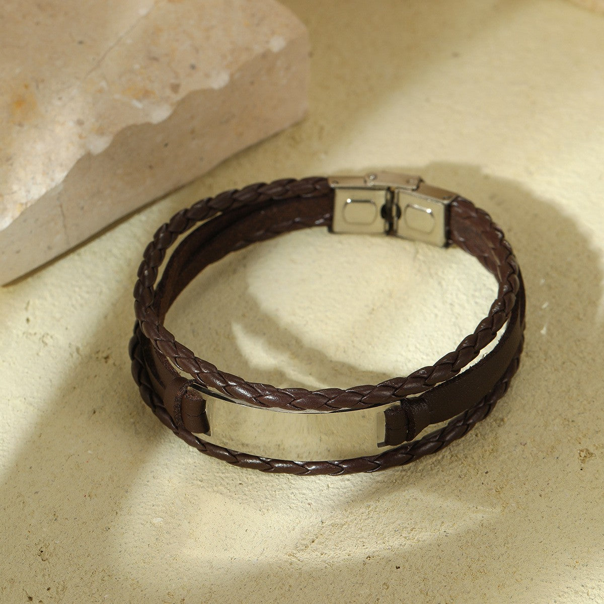 Bracciale Minimalista in Acciaio Inossidabile con Finitura Lucida, Placcatura in Titanio, Design Geometrico e Intreccio in Pelle, per Donna, con Possibilità di Incisione