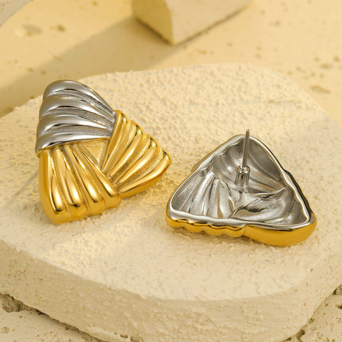 Orecchini da donna alla moda con triangoli geometrici placcati in oro 18K in acciaio inossidabile con texture intrecciata
