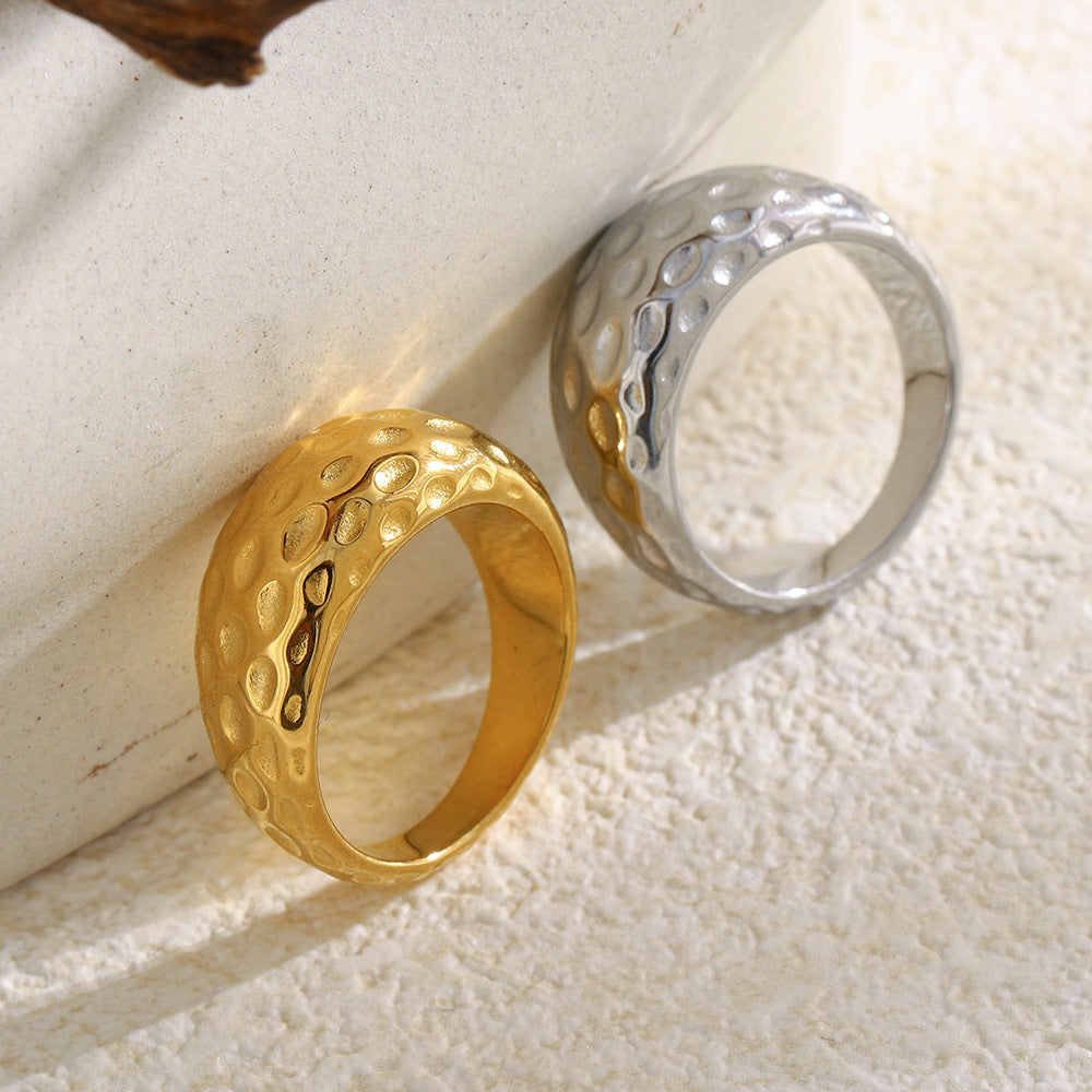 Anello da donna minimalista in acciaio inossidabile martellato con design lineare e placcatura in oro 18 carati