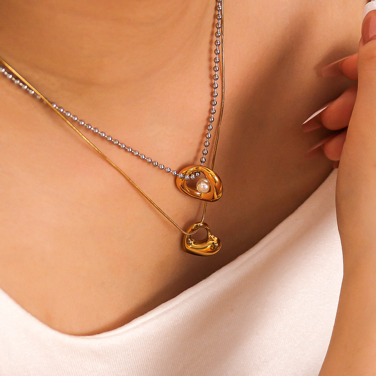 Minimalist Heart-Shaped Stainless Steel Pendant Necklace with 18K Gold Plating and Pearl Inlay for Women