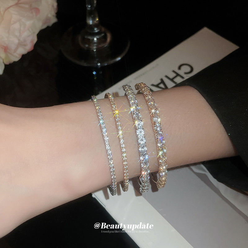 Bracciale rigido aperto da donna minimalista ed elegante in rame con intarsio di strass