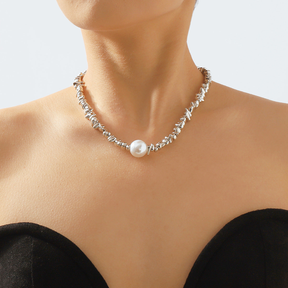 Collar Colgante Geométrico Minimalista para Mujer con Base de Aleación de Hierro Electrochapado y Detalles de Perlas de Imitación, Diseño de Contraste en Blanco y Negro