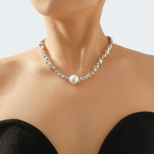 Collar Colgante Geométrico Minimalista para Mujer con Base de Aleación de Hierro Electrochapado y Detalles de Perlas de Imitación, Diseño de Contraste en Blanco y Negro