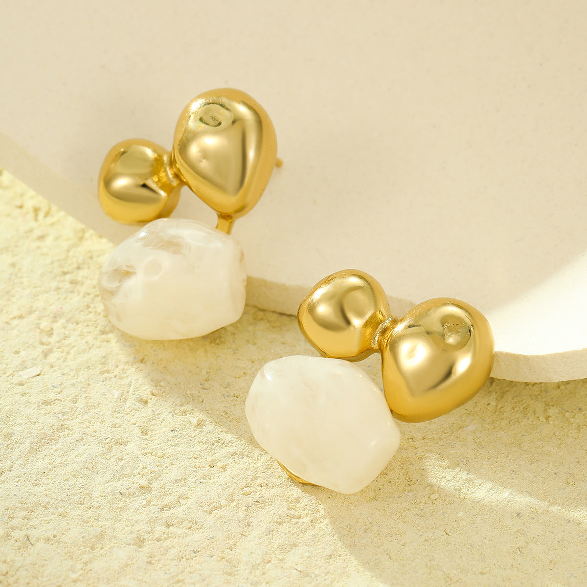 Orecchini Vintage in Acciaio Inossidabile a Forma di Fiocco con Intarsio in Resina e Placcatura Sottovuoto in Oro 18K