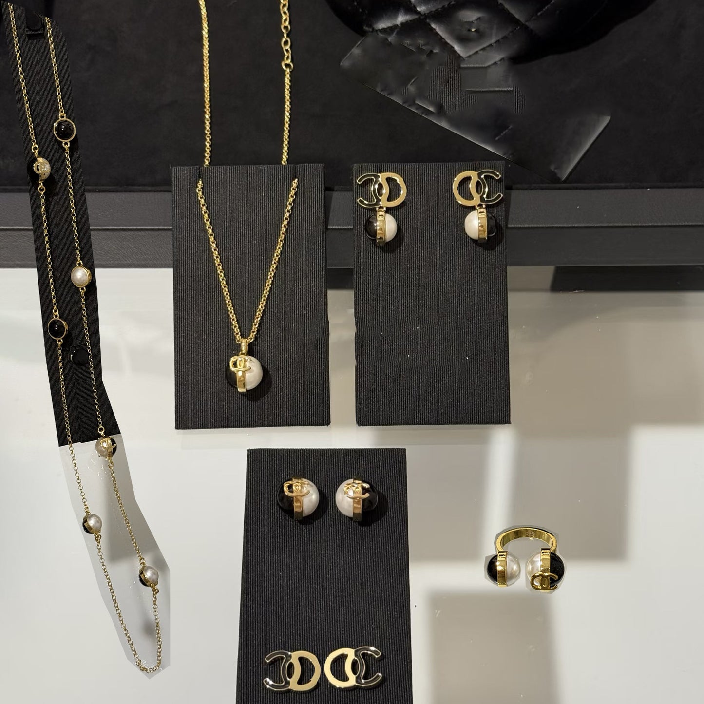 Collana da Donna con Lettera Placcata in Oro e Perle in Ottone Dolce