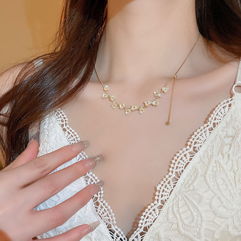 Elegante collar con colgante de lazo de diamantes de imitación y detalles de nácar perlado para mujer — Delicada cadena para clavícula en estilo de lujo minimalista y a la moda