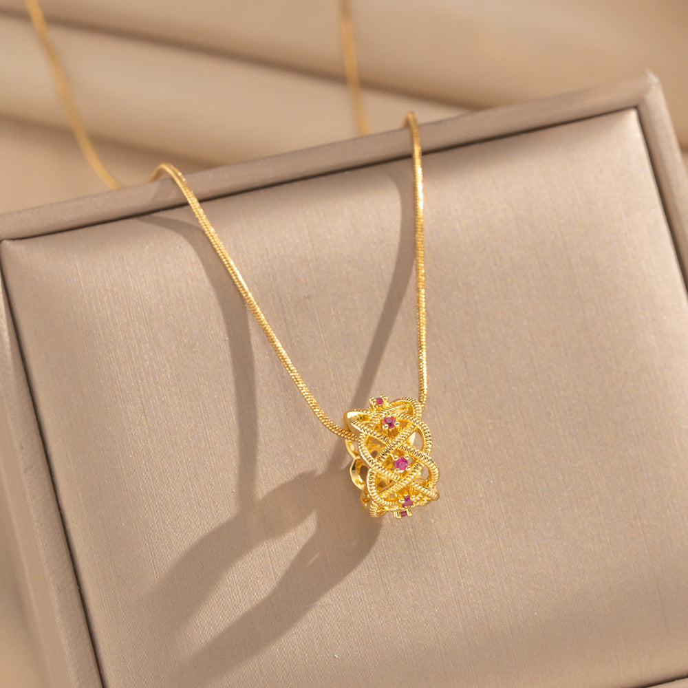 Collar de Cobre con Circonitas, Diseño de Reloj de Arena Geométrico Hueco Minimalista, Lujo Ligero, Baño de Oro de 18K y Motivo de Brújula Estelar para Mujer