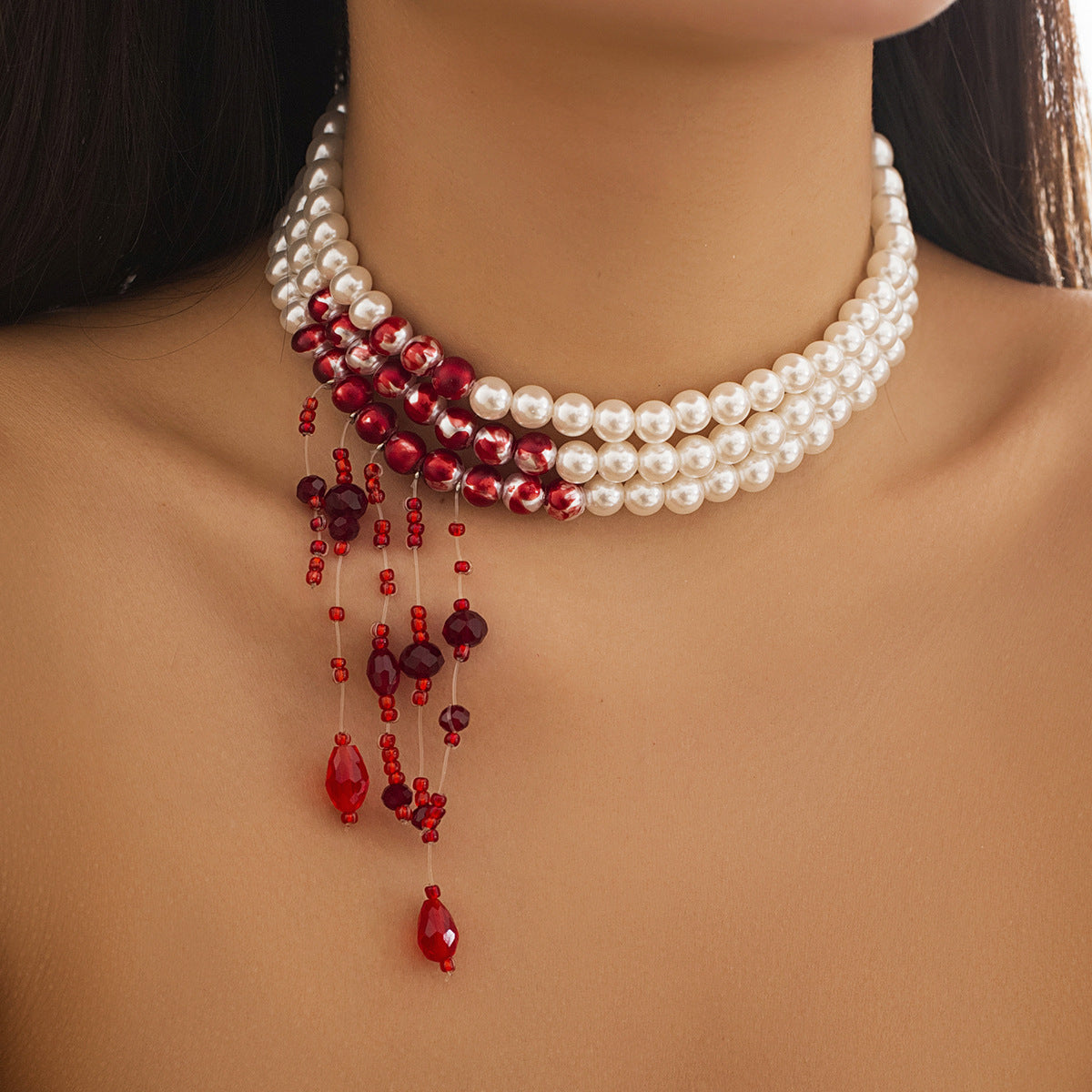 Collana vintage gotica multistrato con perle e nappe, ciondolo con strass e finitura placcata, da donna